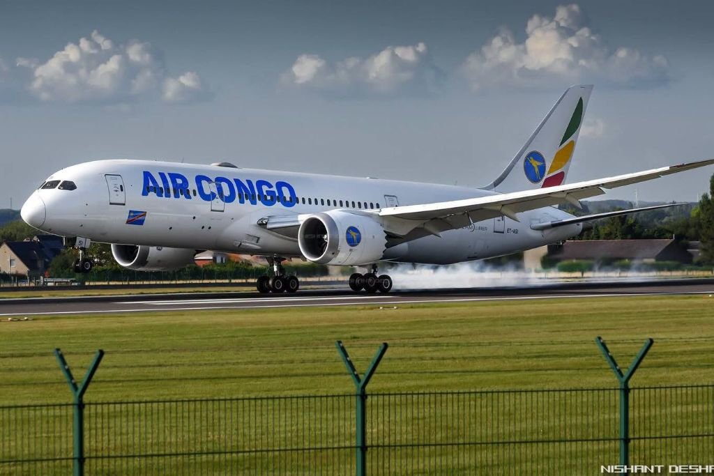 Avion Air Congo sur la piste