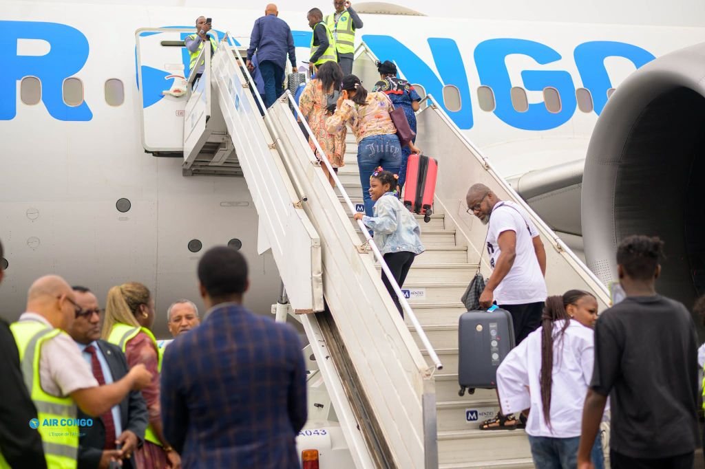 Passagers embarquant à bord d’un avion Air Congo