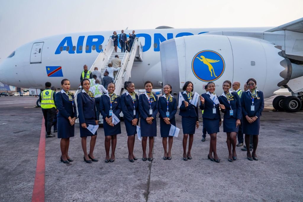 Équipage Air Congo devant un avion de la compagnie