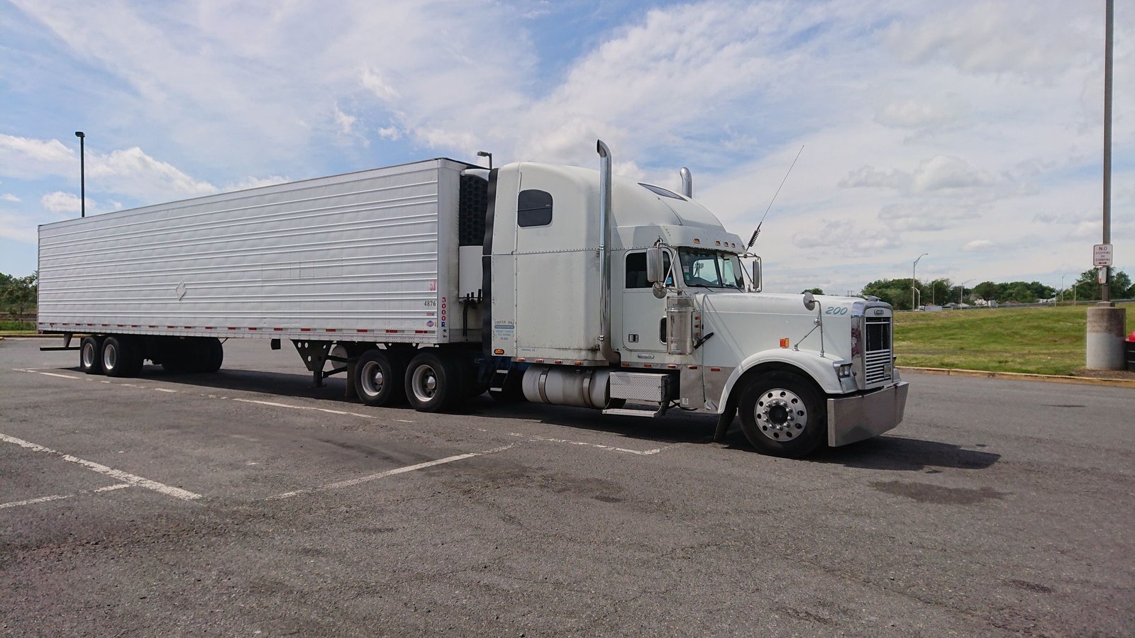 Camions semi-remorques stationnés sur un parc logistique